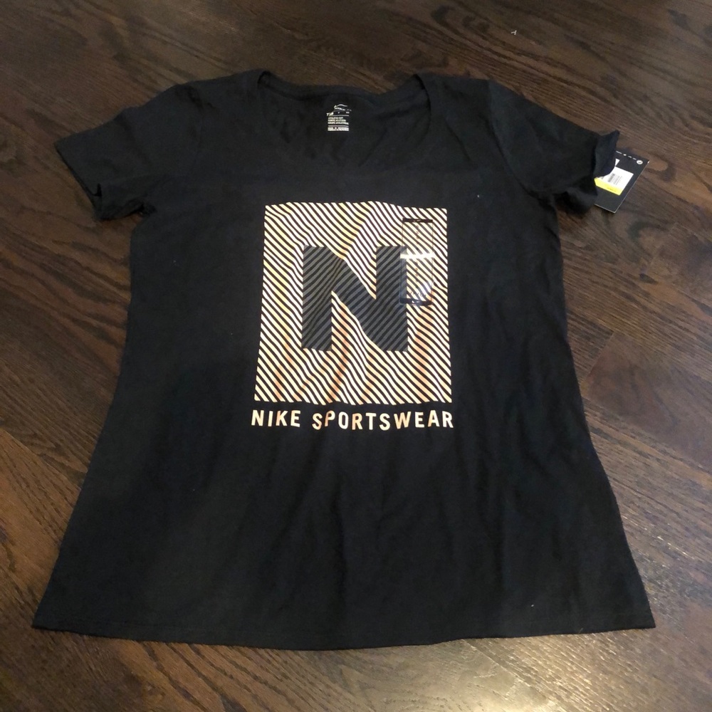 Nike sportswear tee black small Nwt